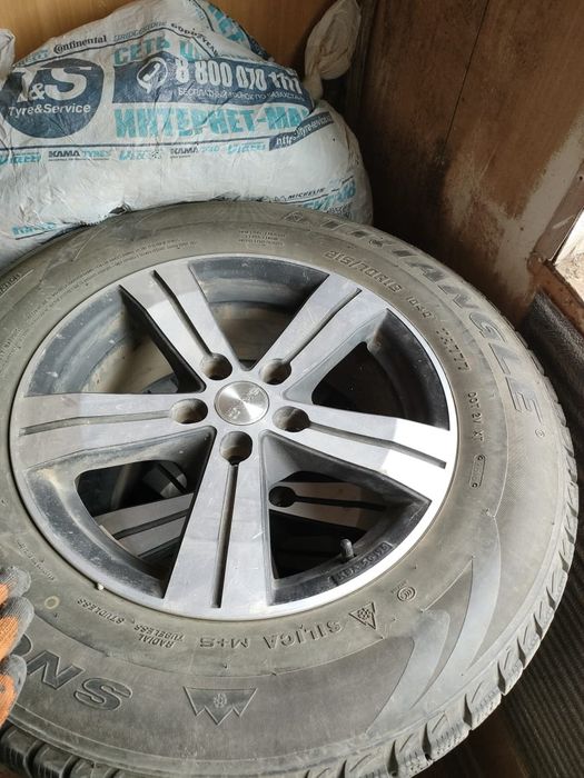 Продам резину зимнюю на титановых дисках размер 215 70 R16