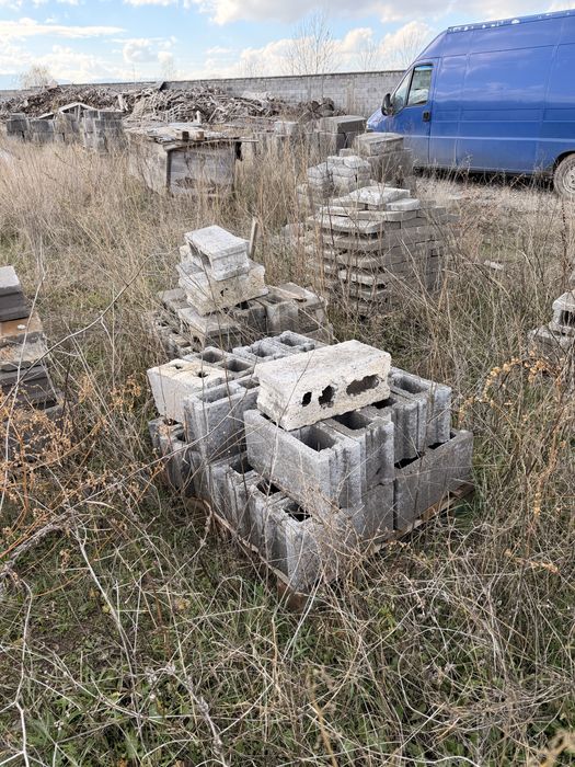 Бетонови бордюри, тухли, плочки и керемиди