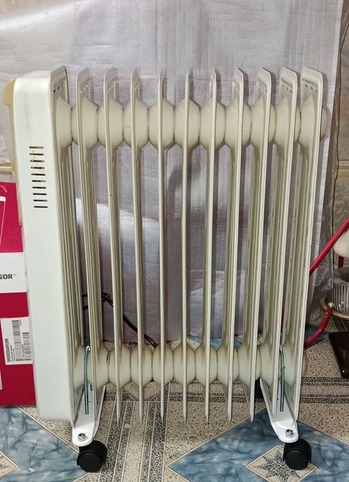 Масляный обогреватель 11 секций.Состояние и греет отлично.Гарантия.