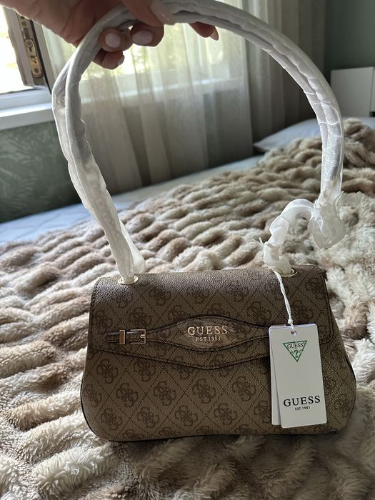 Чанта  Guess чисто нова с етокет