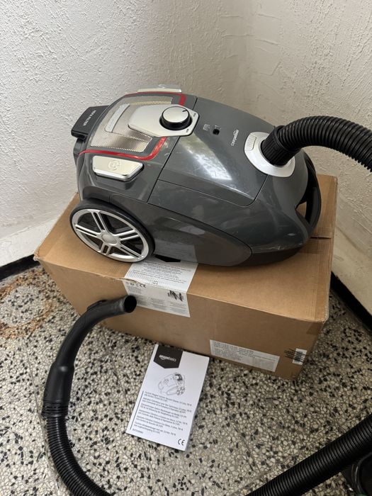 Прахосмукачка с Торба AmazonBasics B07D43B982 700W, с HEPA Филтър!