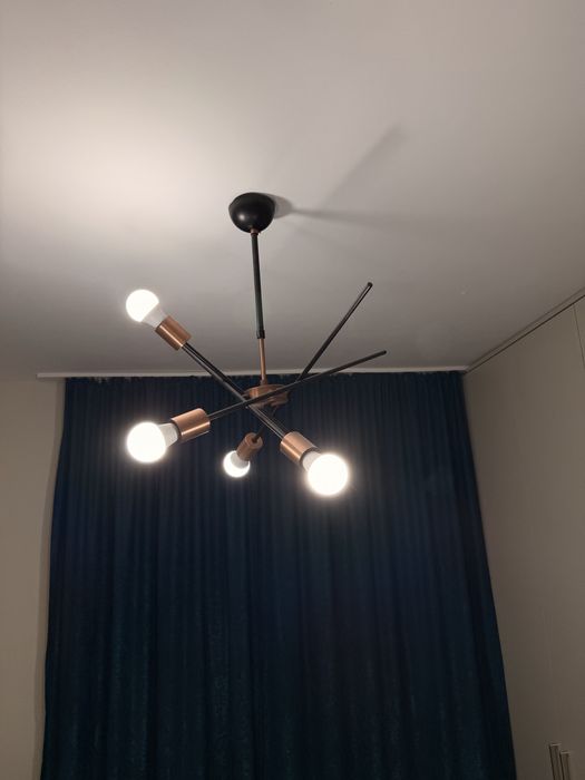 Модерна таванна тлампа – черно и медно злато