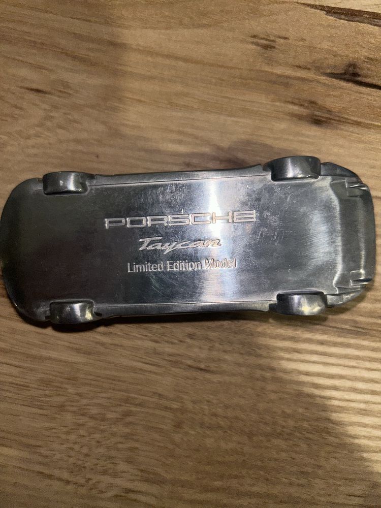 Колекционна рядка кола-Porsche taycan!