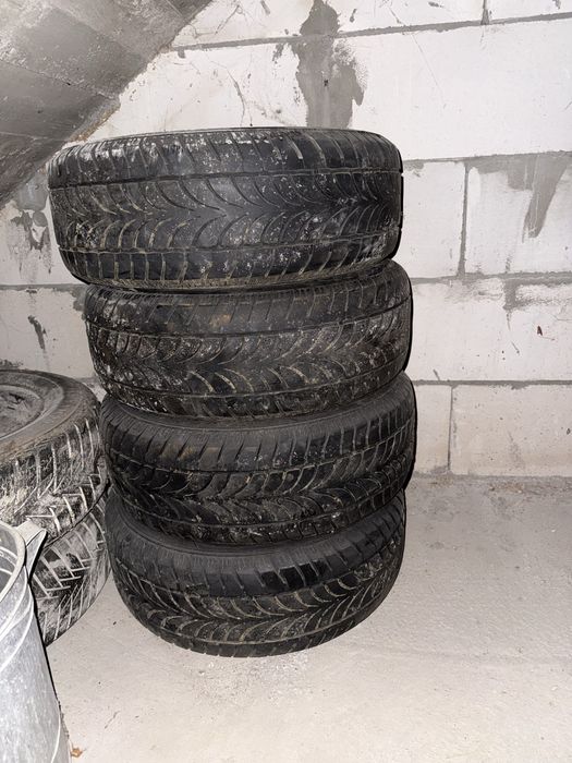 Vand anvelope 175/60 R14 de vară.