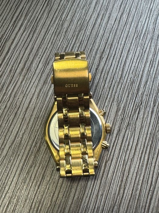Ръчен часовник Guess