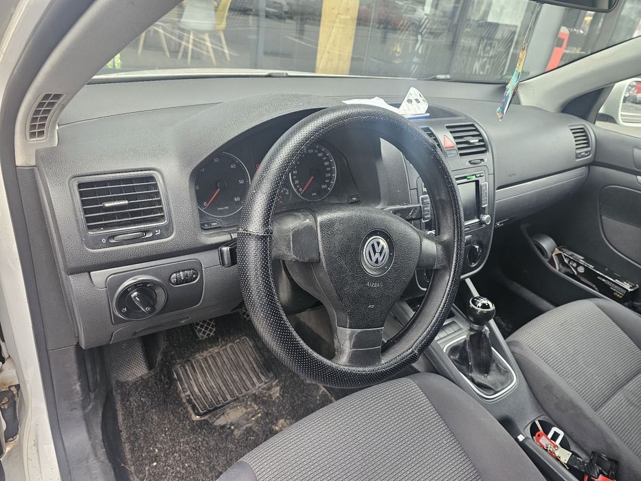 Persoana juridica vinde  VW GOLF 5