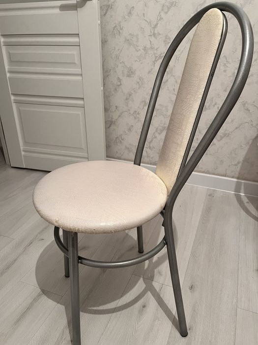 Продается стол и стулья