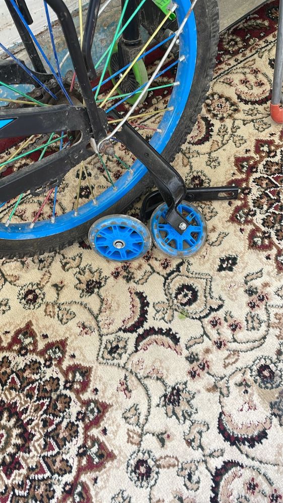 Детский велосипед с дополнительными колёсиками для поддержки