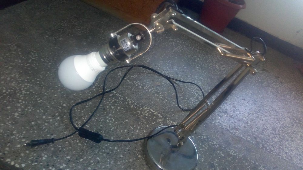 Метална масивна лампа с рамена