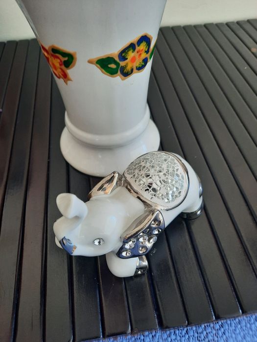 Superb elefant din portelan