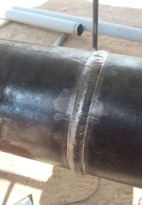 Сварщики монтажники занимаемся трубьём .