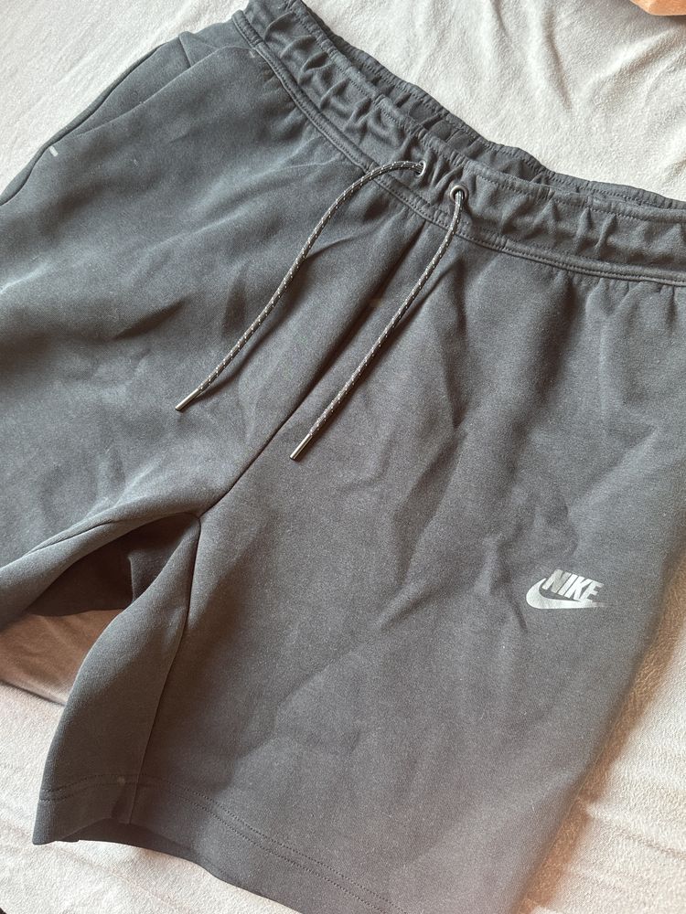 nike tech fleece къси гащи.