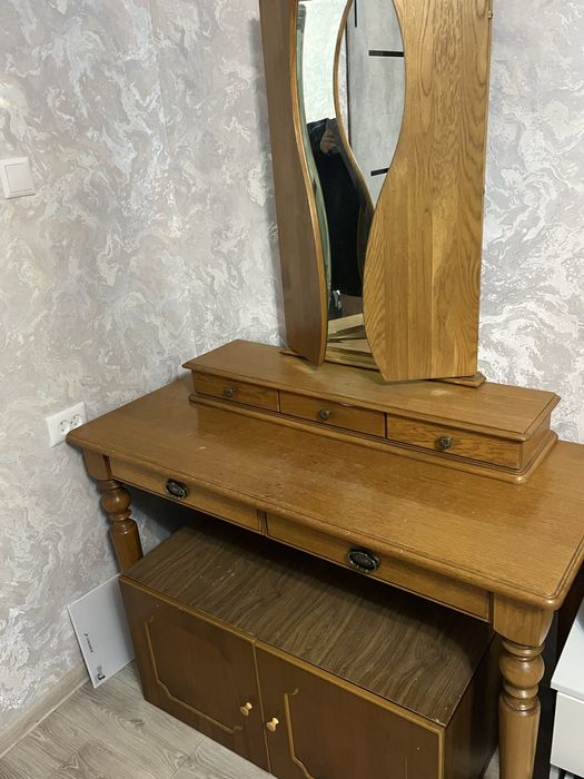 Продам столик с зеркалом