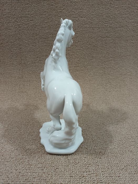 Порцеланова фигура.