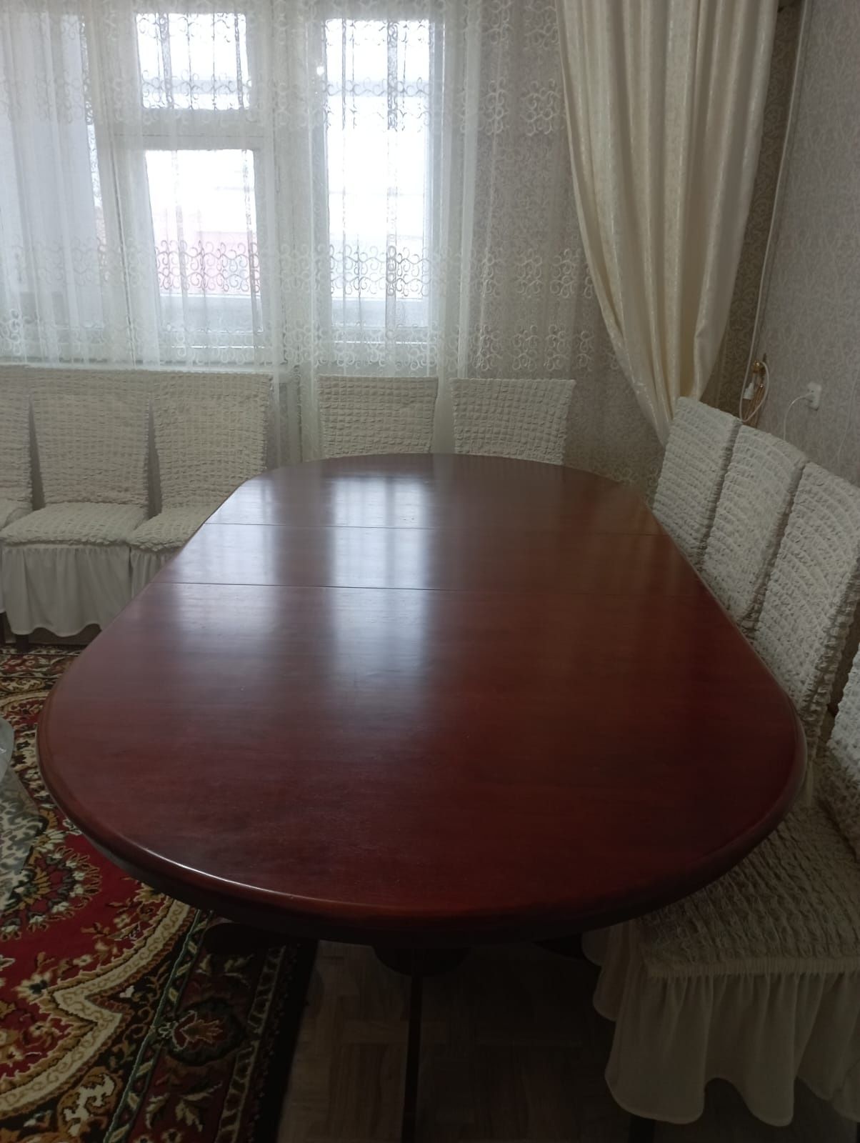 Продам стол и стулья для гостиной