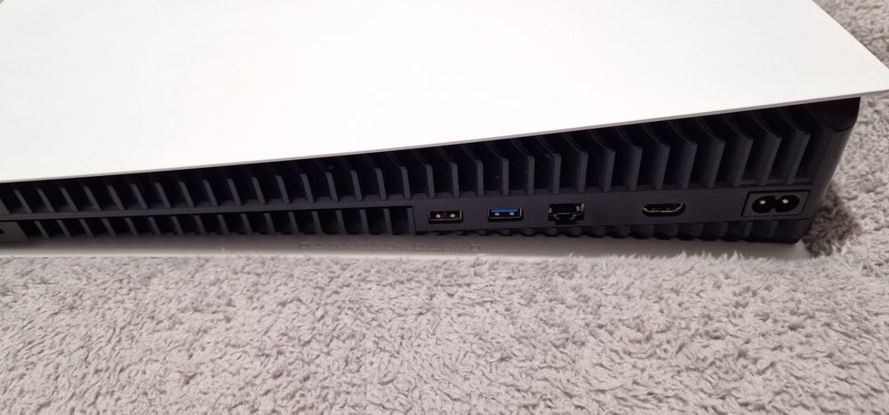 Playstation 5 + Pulse 3D Headphones + 2 controller