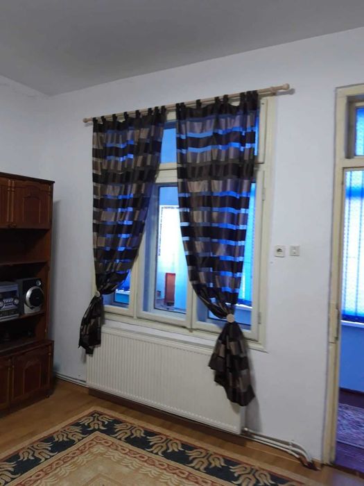 Vand casa cu 2 camere, bucatarie si baie