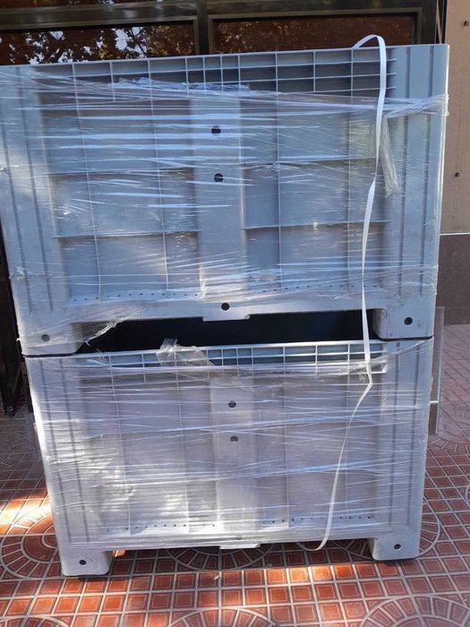 Пластиковый ящик контейнер сплошной, на ножках