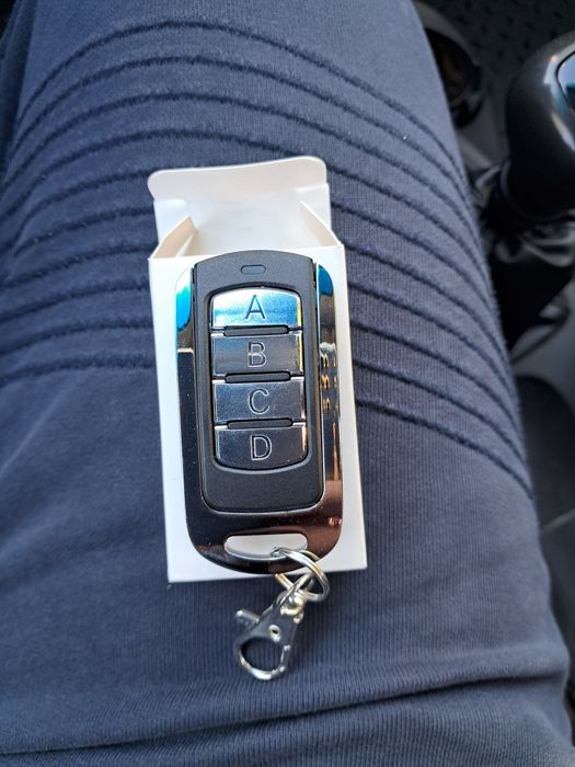 универсалбо дистанционо за гаражни врати и др пограмирането е от мен