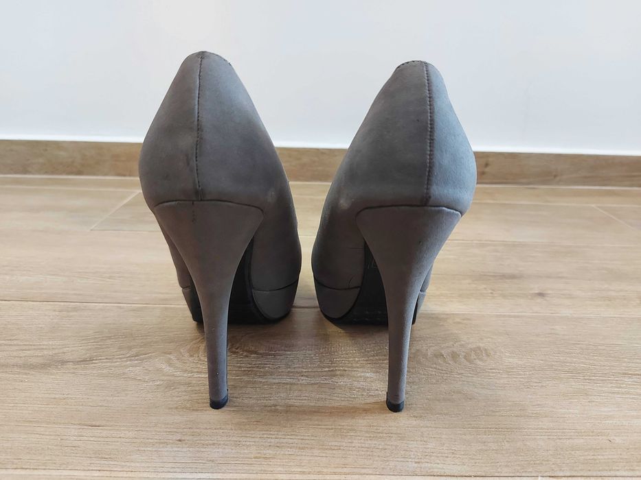 Нови сиви велурени обувки на висок ток - 36 номер