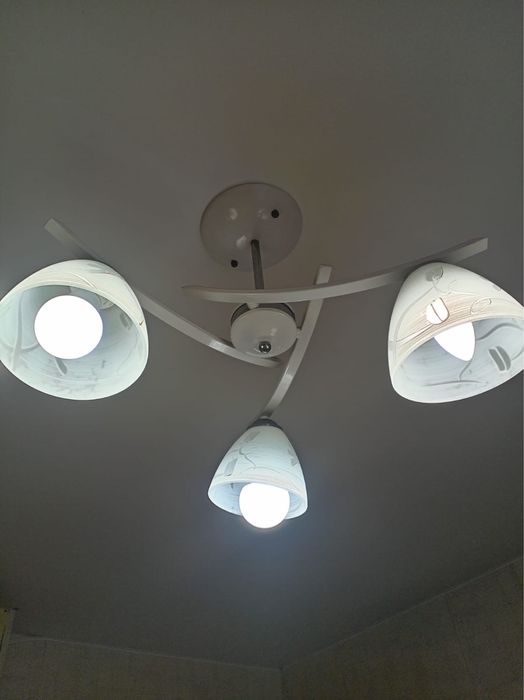 Продам люстры в зал и кухню