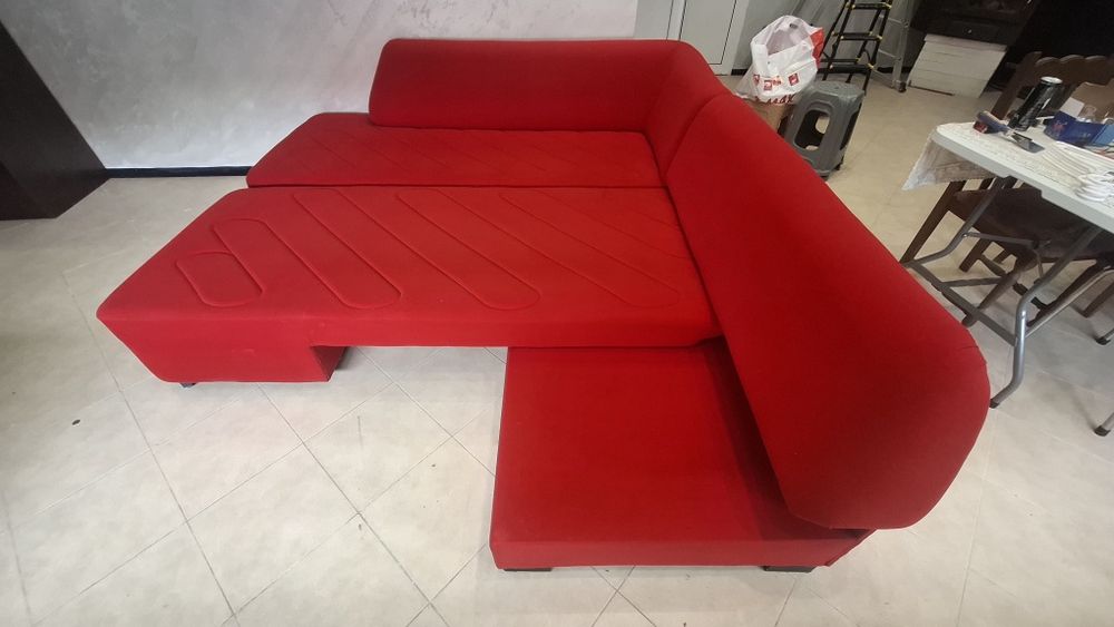Ъглов червен диван от 2 лежанки