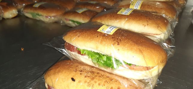 Сэндвичи 4 вида. Выпечка готовые обеды в одноразовой посуде салаты