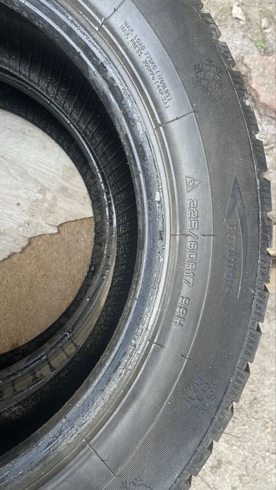 Продам шипованные зимние шины 225/60 R17