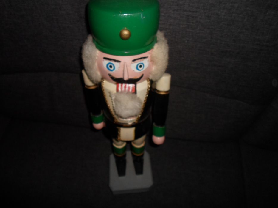 spargatorul de nuci figurina lemn