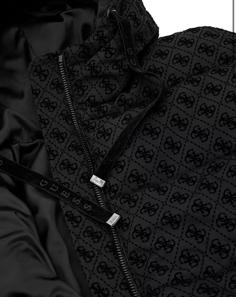 Чисто ново яке Guess