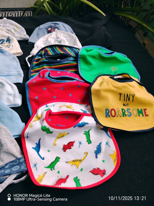 Лот бебешки шапчици и лигавничета за бебе р-р 0-3м