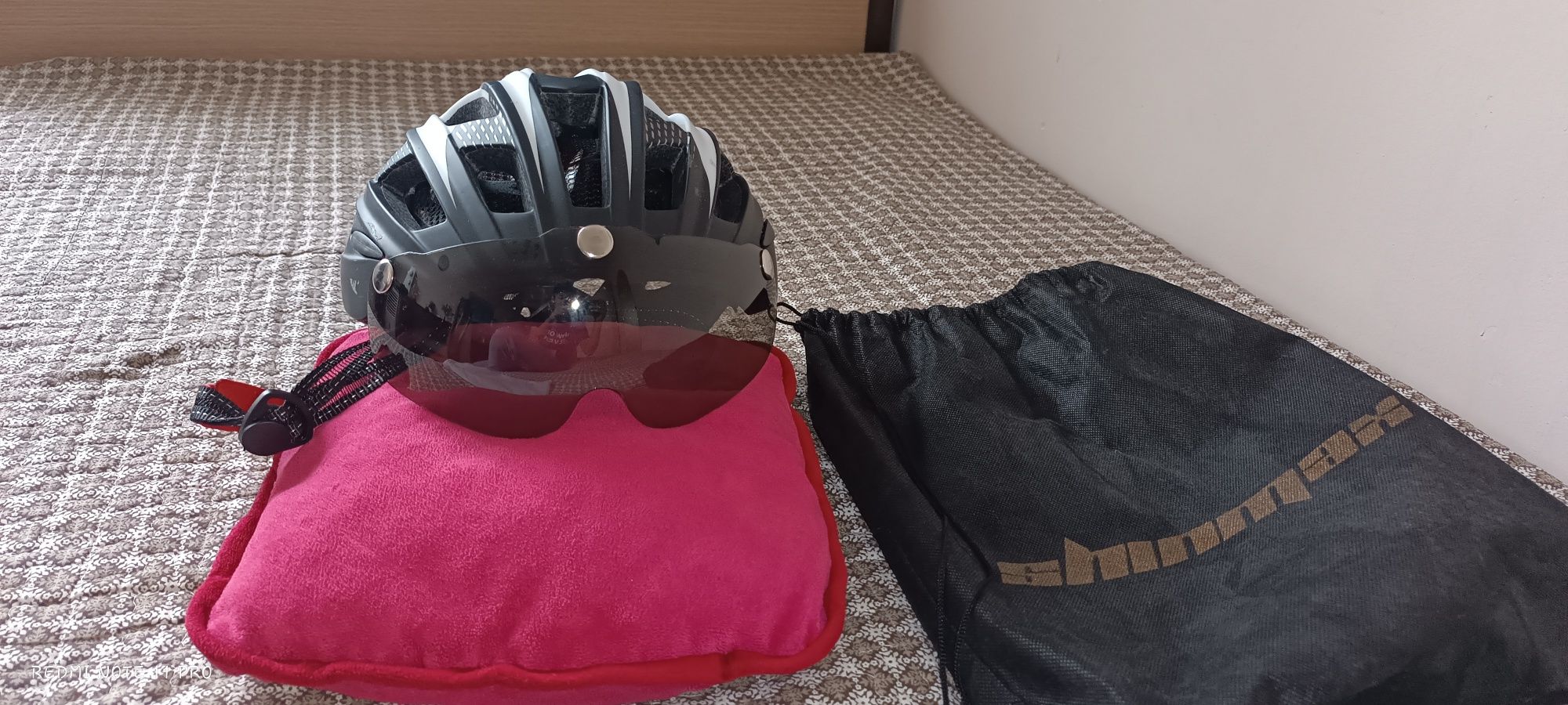 Шлем для велосипедиста с визором на магнитах