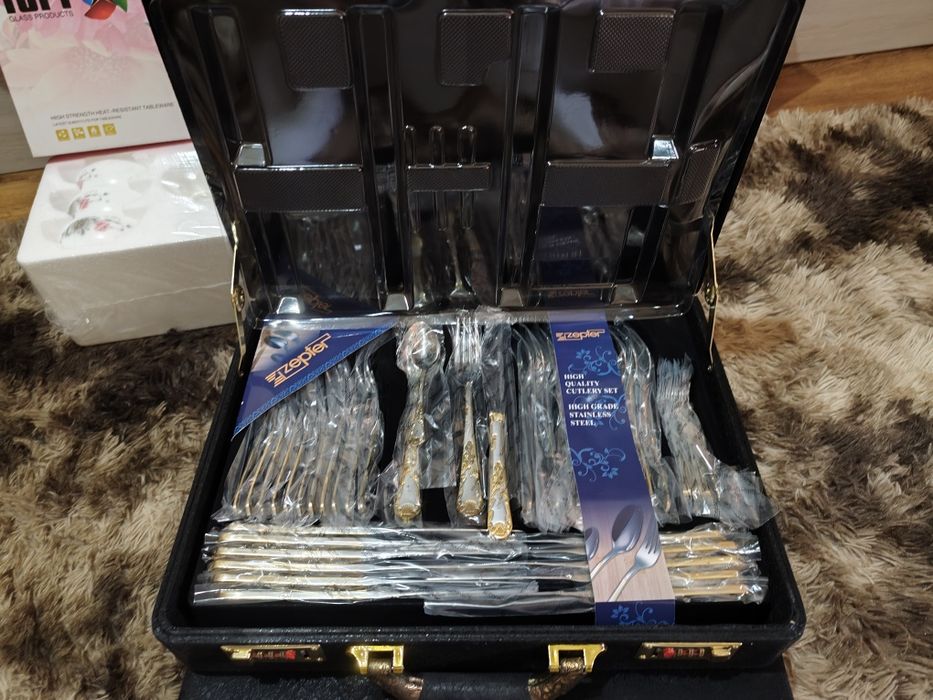 чемодан с золотыми приборами