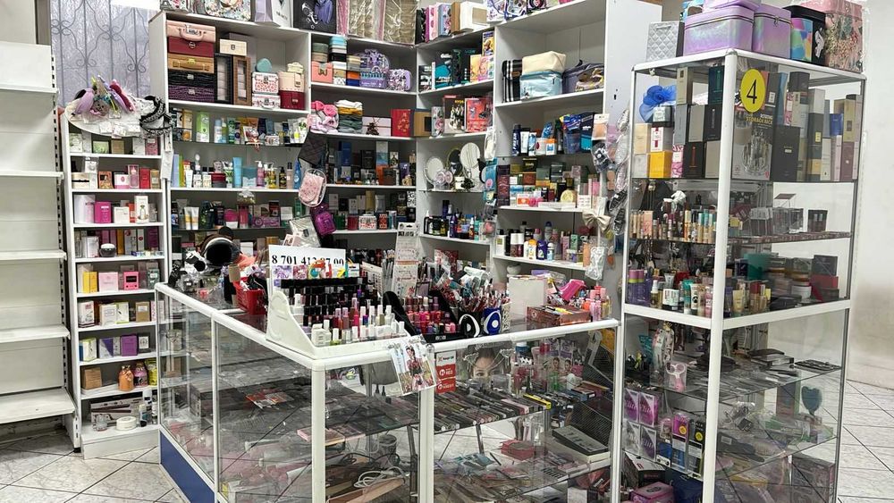 Оборудование и витрины с товаром готовый бизнес