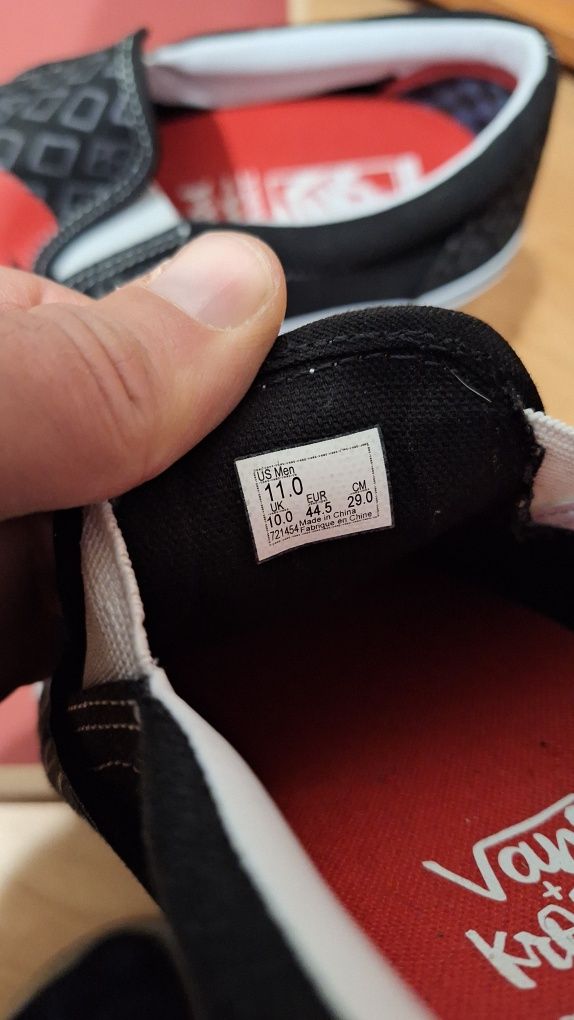 Продавам няколко модела VANS