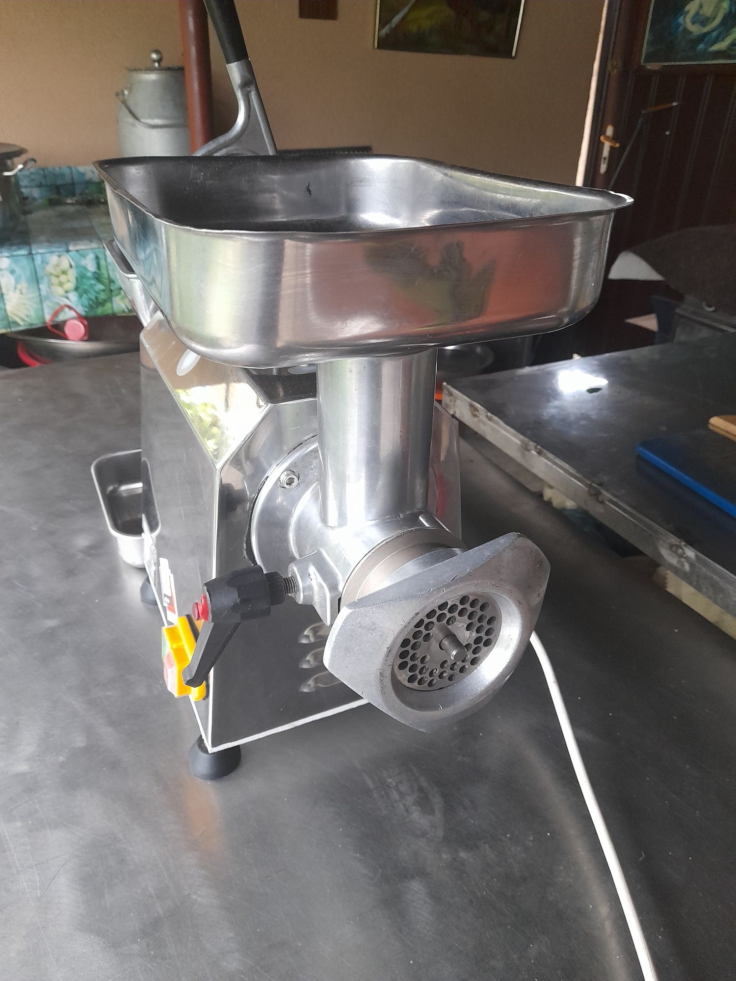 Mașină de tocat electrică