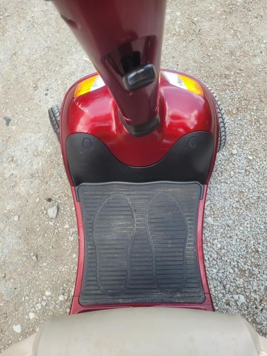 Електрически скутер подхидящ за възрастни хора и инвалиди