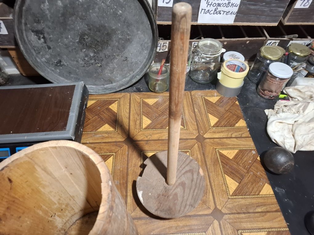 Стара дървена бучка за биене на мляко за масло