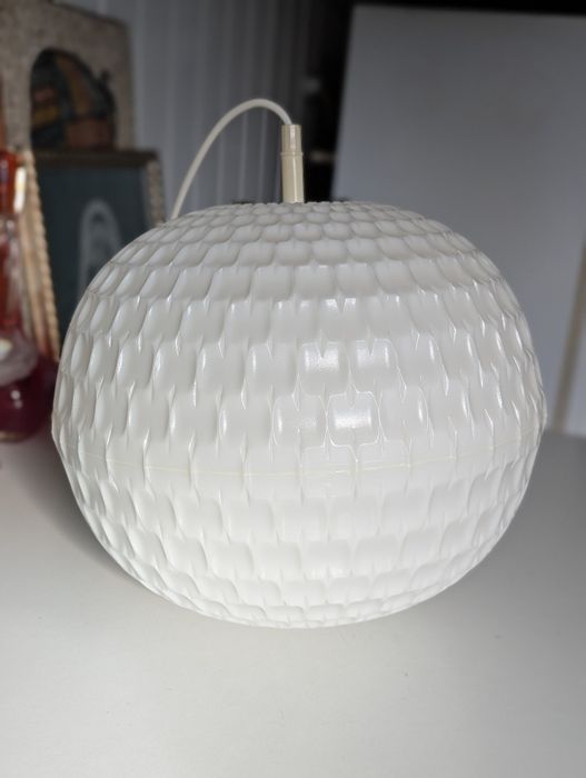 LLustra mid century, moderna, fabricata de firma germana Erco.
Este al