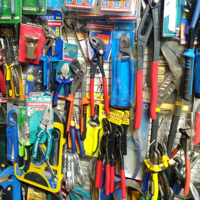 Инструменты разные для работы с автомобилем и для сто и ремонта дома
