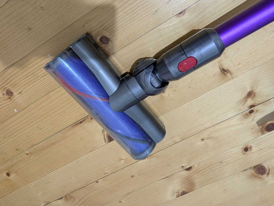 Продавам почистена прахосмукачка Dyson V7 с нова батерия и аксесоари