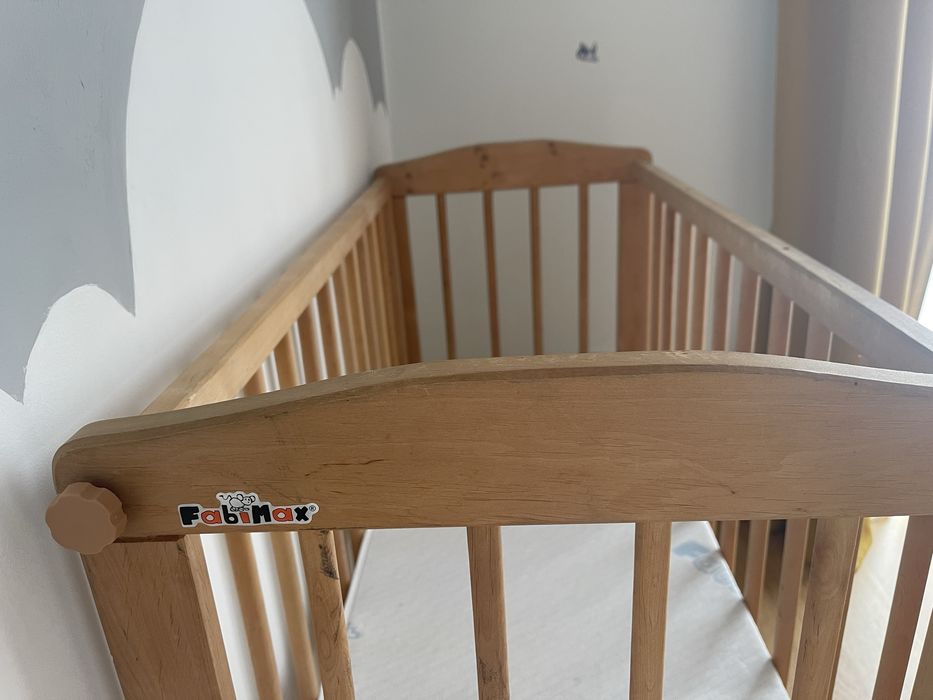 Co-sleeper din lemn transformabil in patut bebe