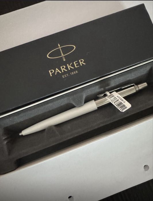 Pix Parker nou in cutie alb cu argintiu