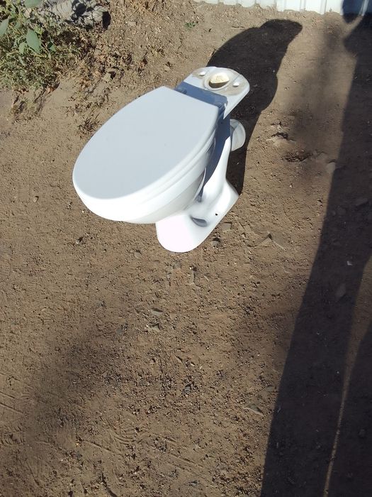 Унитаз бу без бочка с крышкой с гофрой внутри чистый 5000 тн