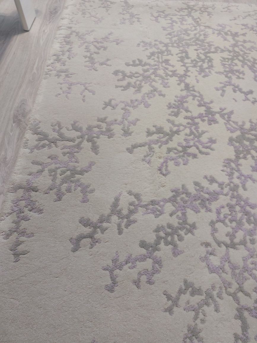 Вълнен модерен килим