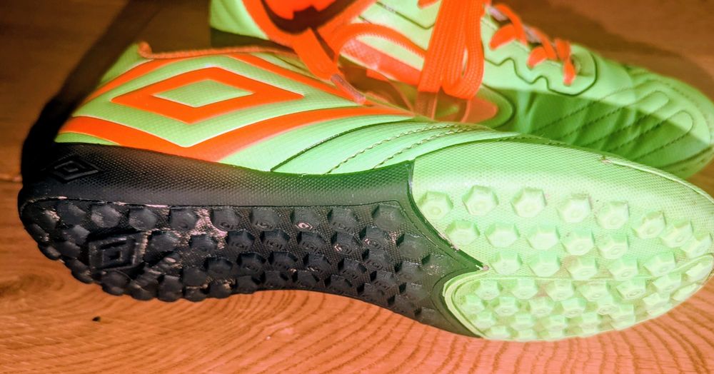 Ghete fotbal Umbro iarba sintetica - nr. 34