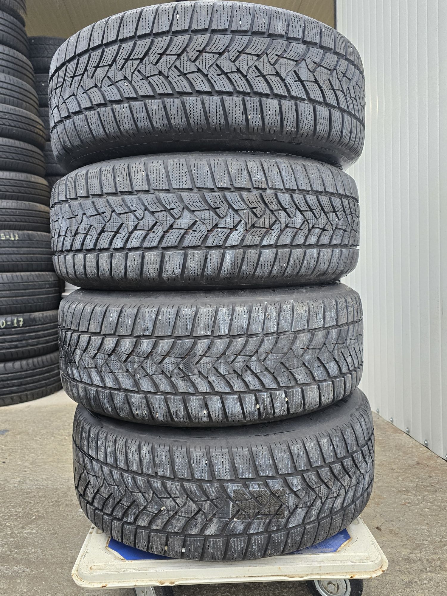 4 Броя 235/60/18 Dunlop 2x6,6mm 2x5,2mm