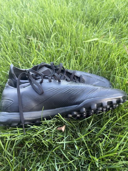 Ghete adidas predator aproape noi