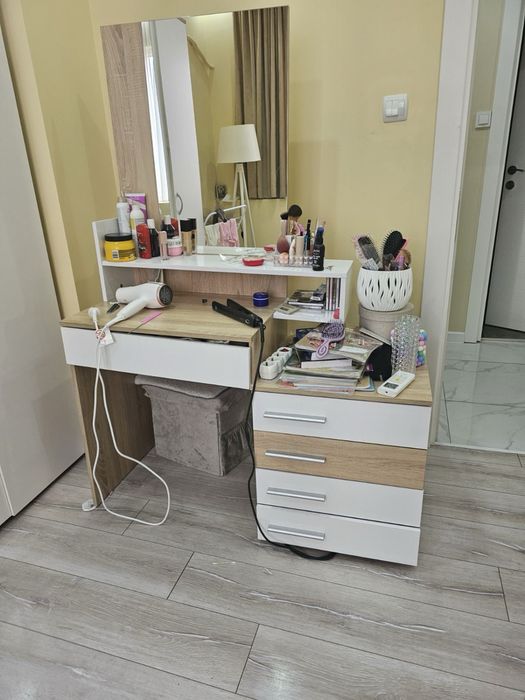 Единични легла и тоалетка