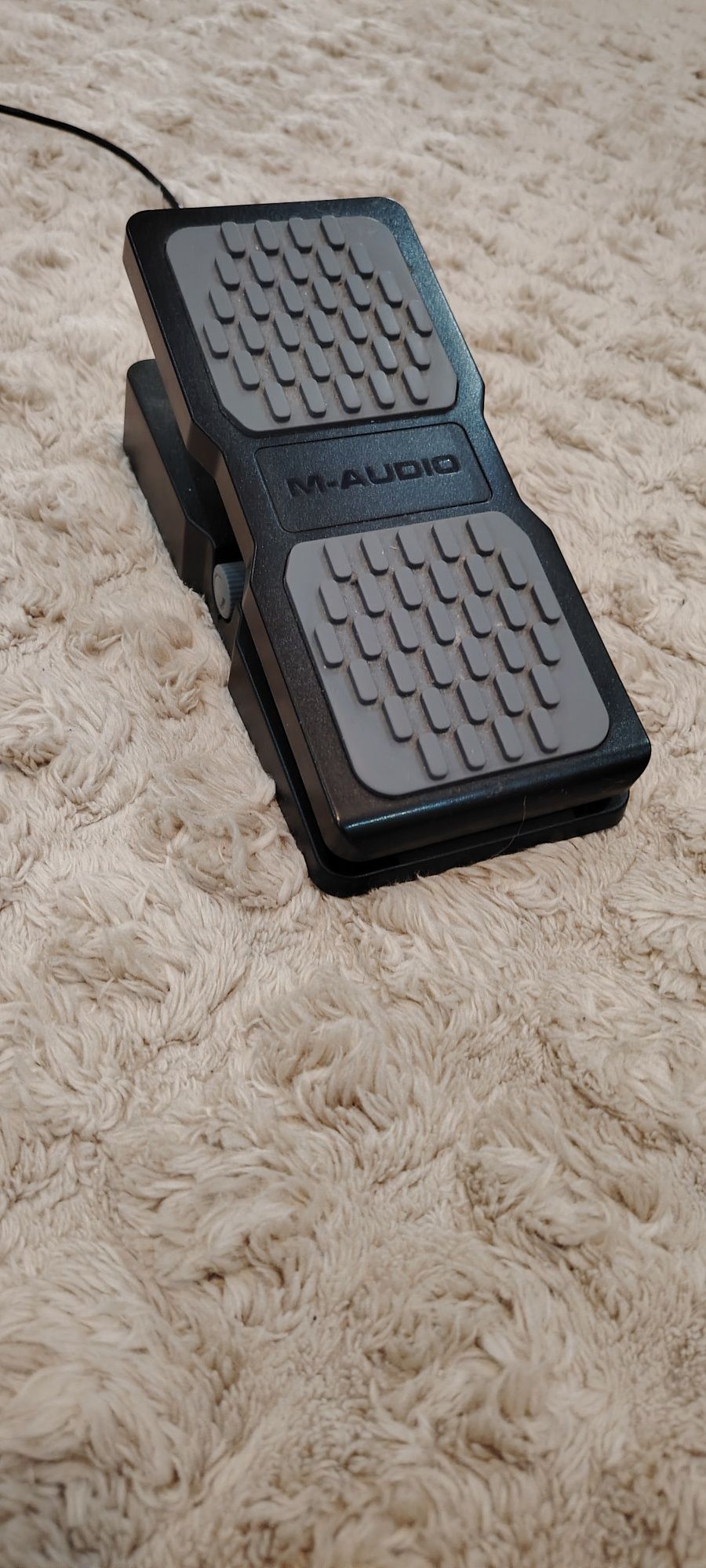 Продавам volume pedal m-audio